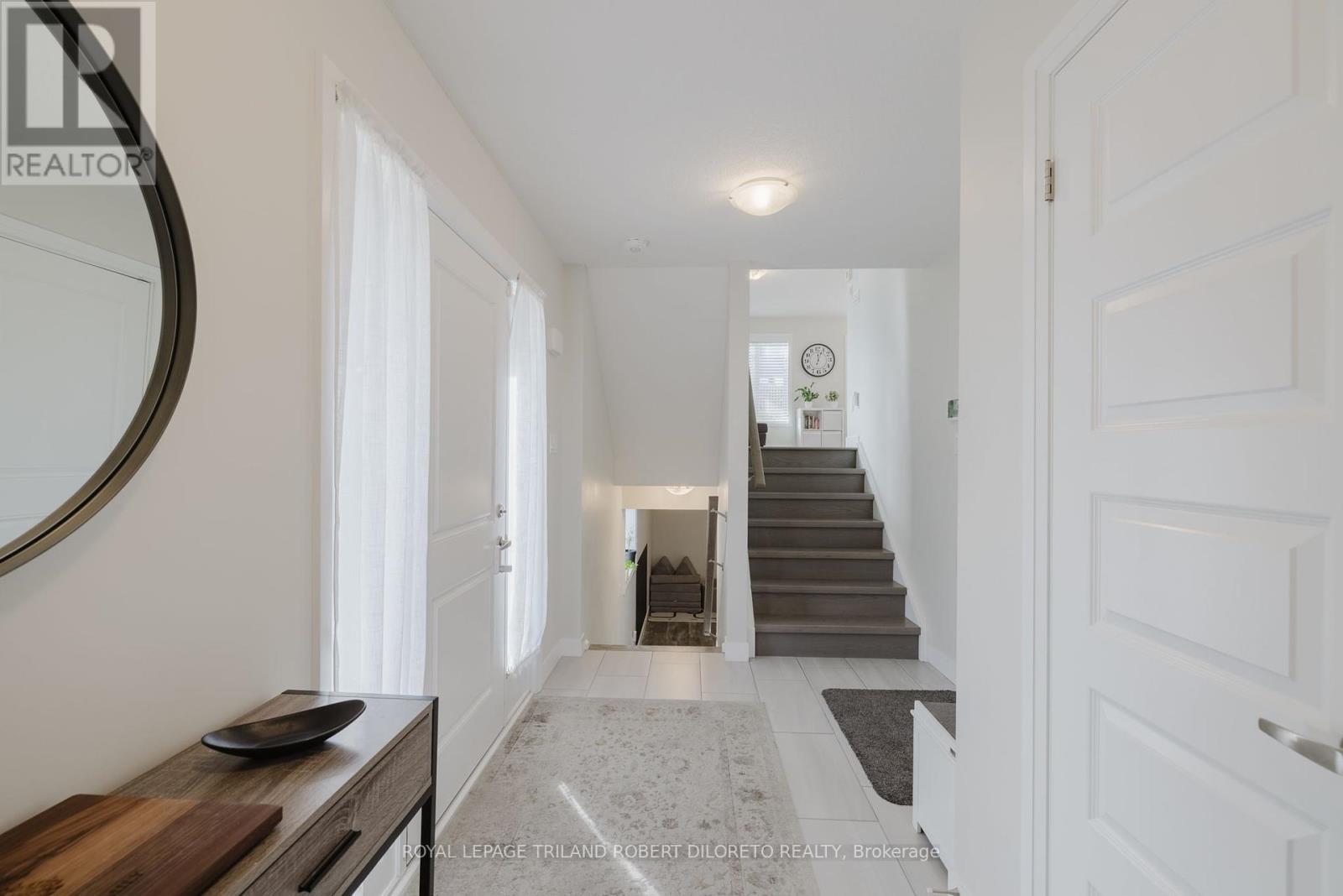 1056 Meadowlark Ridge, London South (South U), Ontario  N6M 0H4 - Photo 4 - X12156260