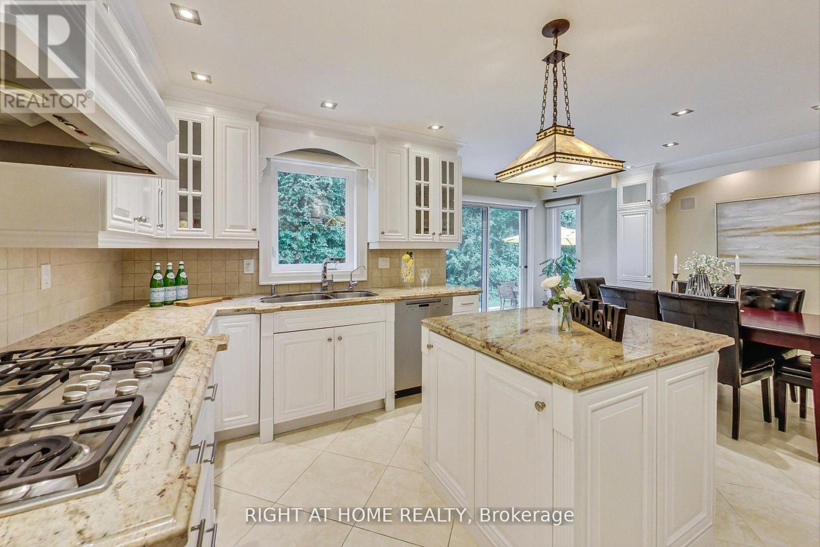 19 Cantex Court, Richmond Hill, Ontario  L4S 1B1 - Photo 5 - N12156301