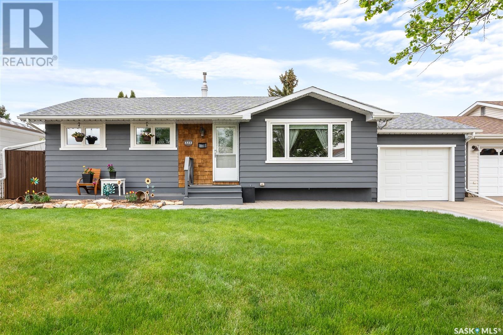 Property at 1322 King CRESCENT image 1