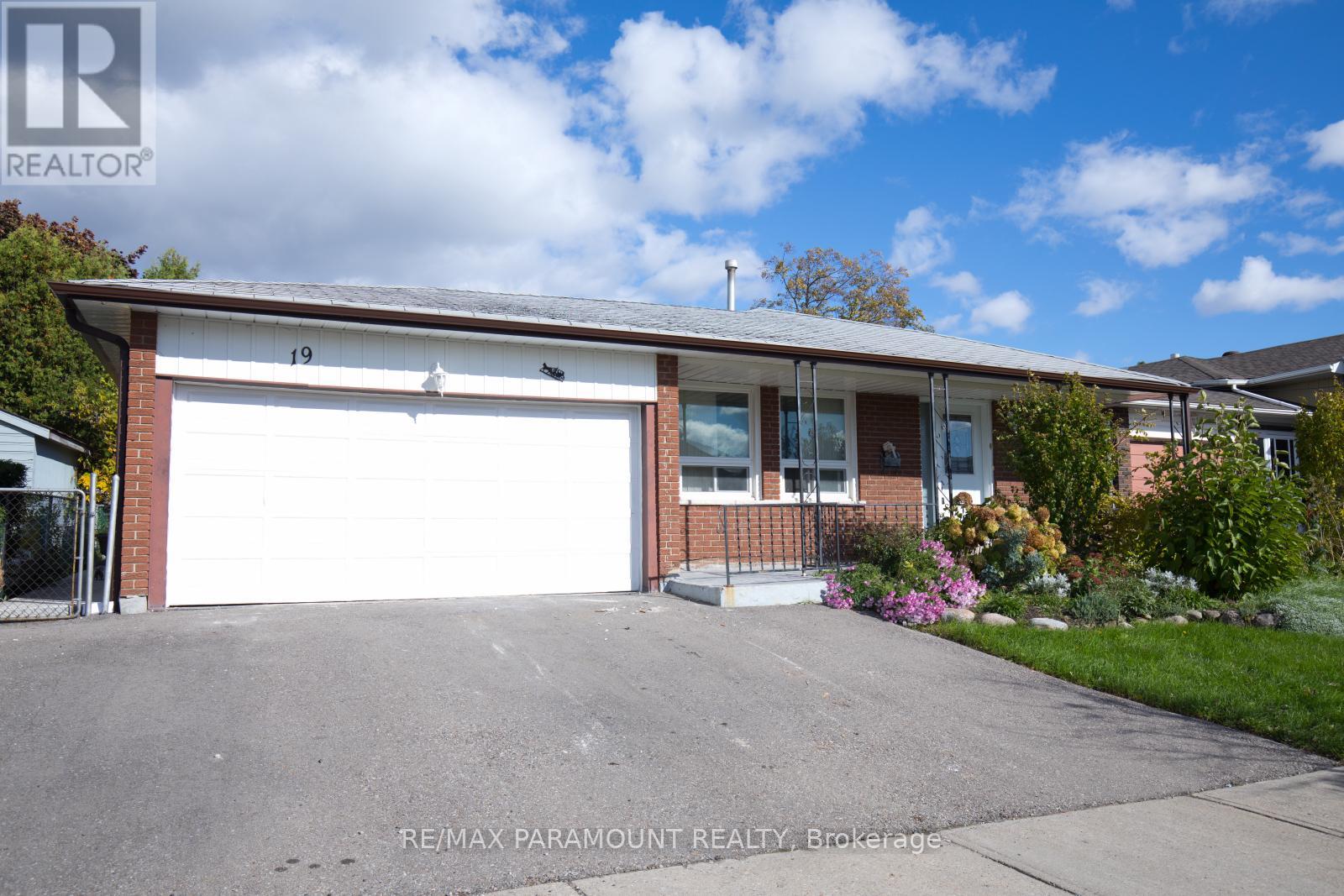 Upper - 19 Horne Drive, Brampton, Ontario  L6V 2V1 - Photo 2 - W12156253
