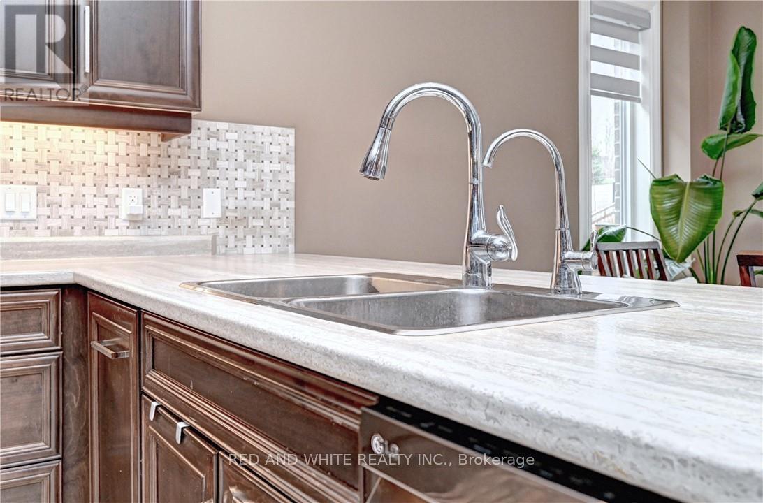 220 Ladyslipper Drive, Waterloo, Ontario  N2V 0E2 - Photo 11 - X12156274