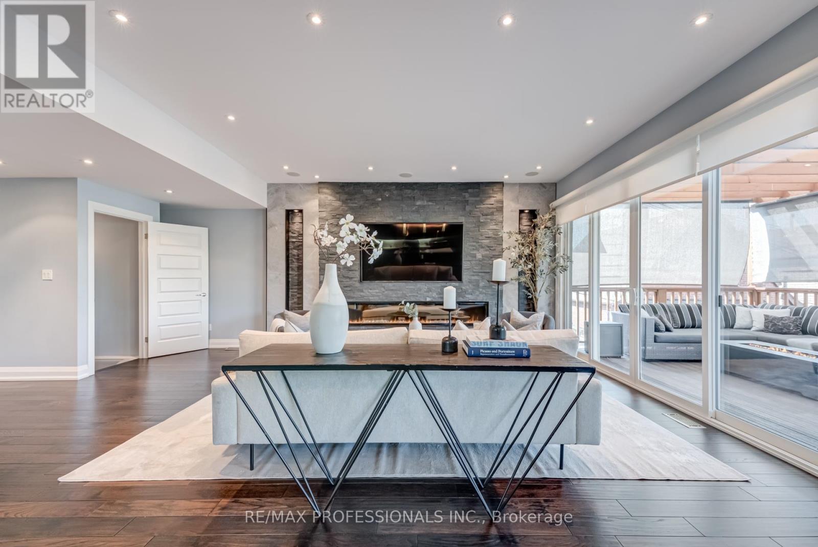 372 Silverthorn Avenue, Toronto (Keelesdale-Eglinton West), Ontario  M6M 3G9 - Photo 6 - W12143022
