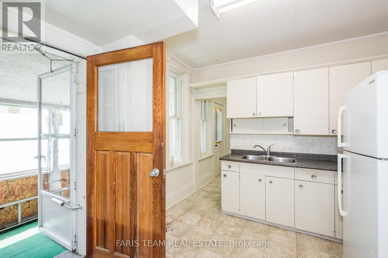 Property at 9 BORLAND STREET E image 4
