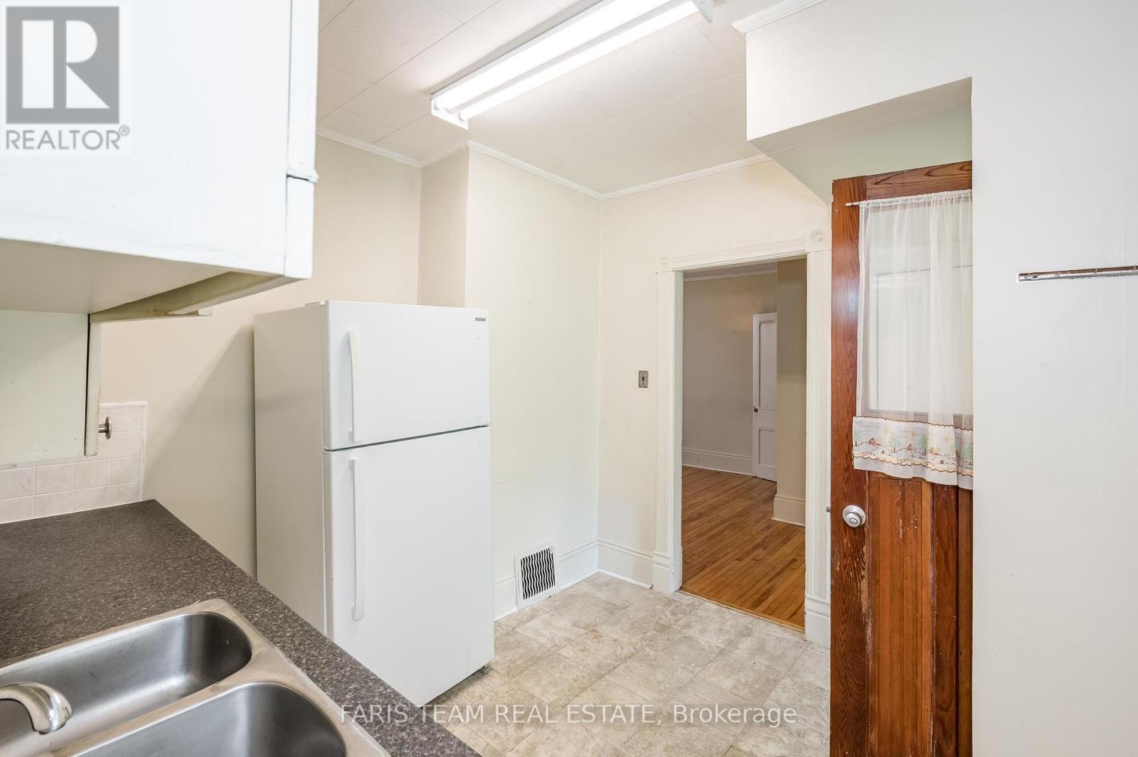 Property at 9 BORLAND STREET E image 5