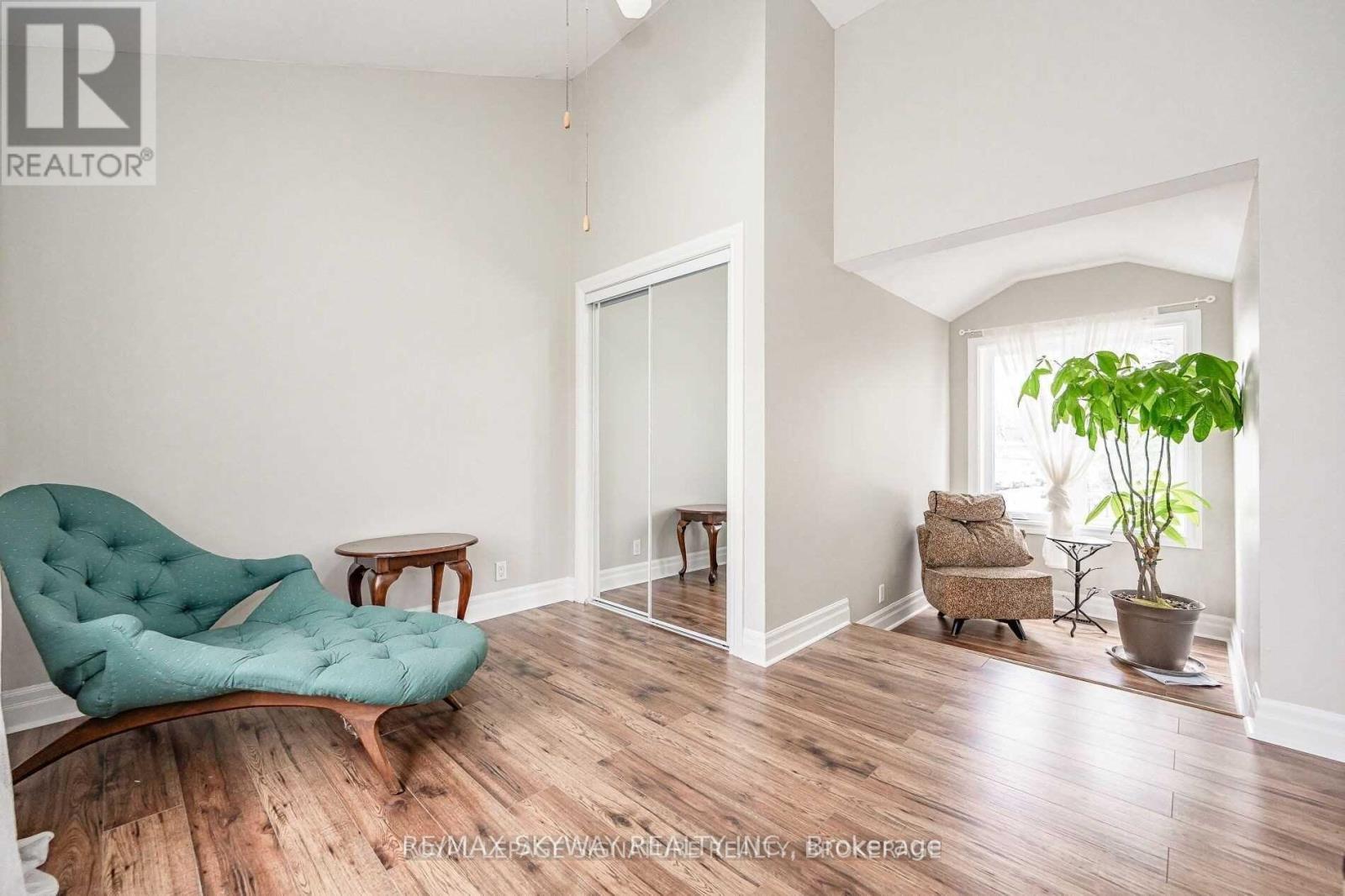 25 Mineola Road, Mississauga, Ontario  L5G 2E3 - Photo 9 - W12156307