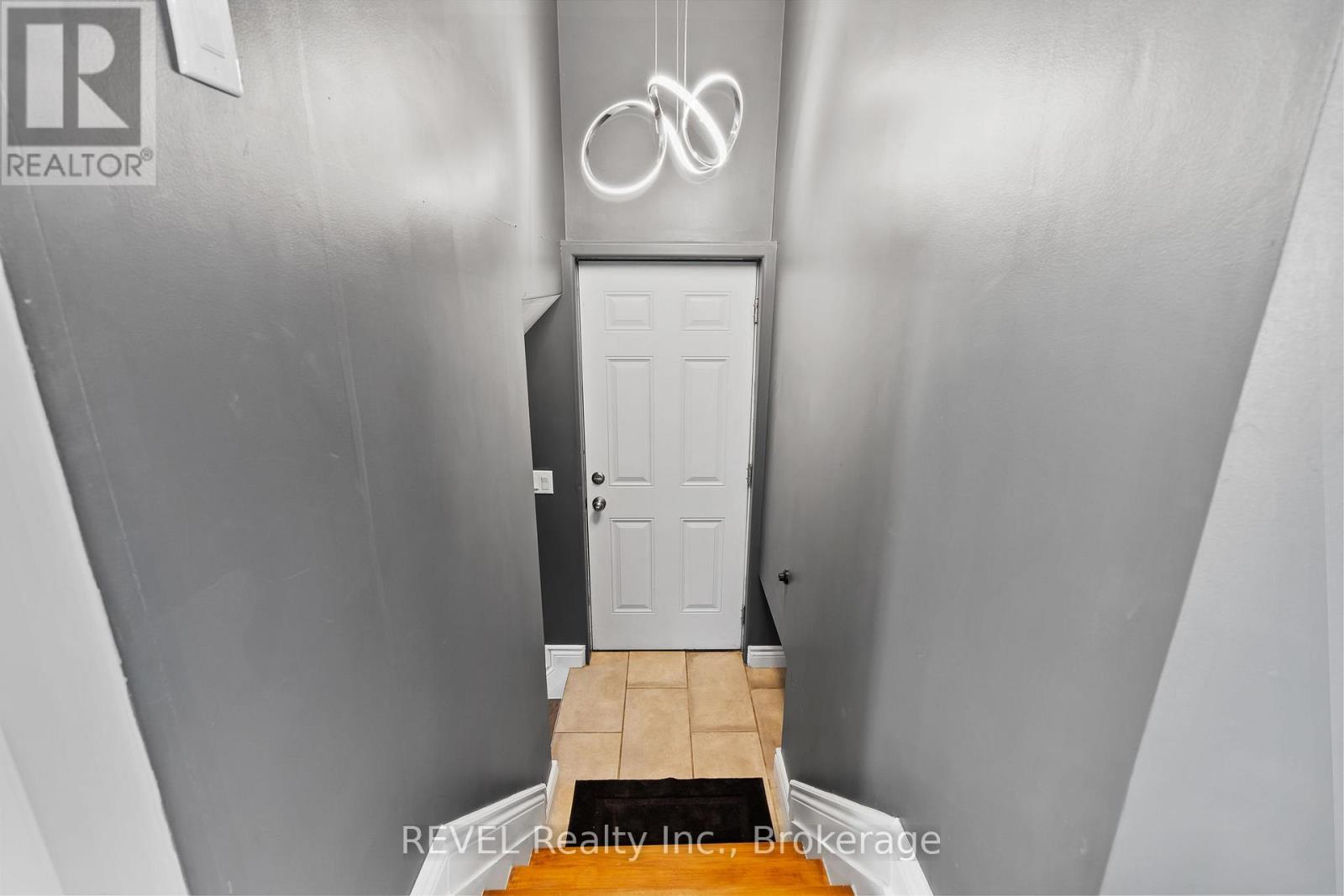 21 Hamilton Street, St. Catharines, Ontario  L2S 1K5 - Photo 27 - X12156364