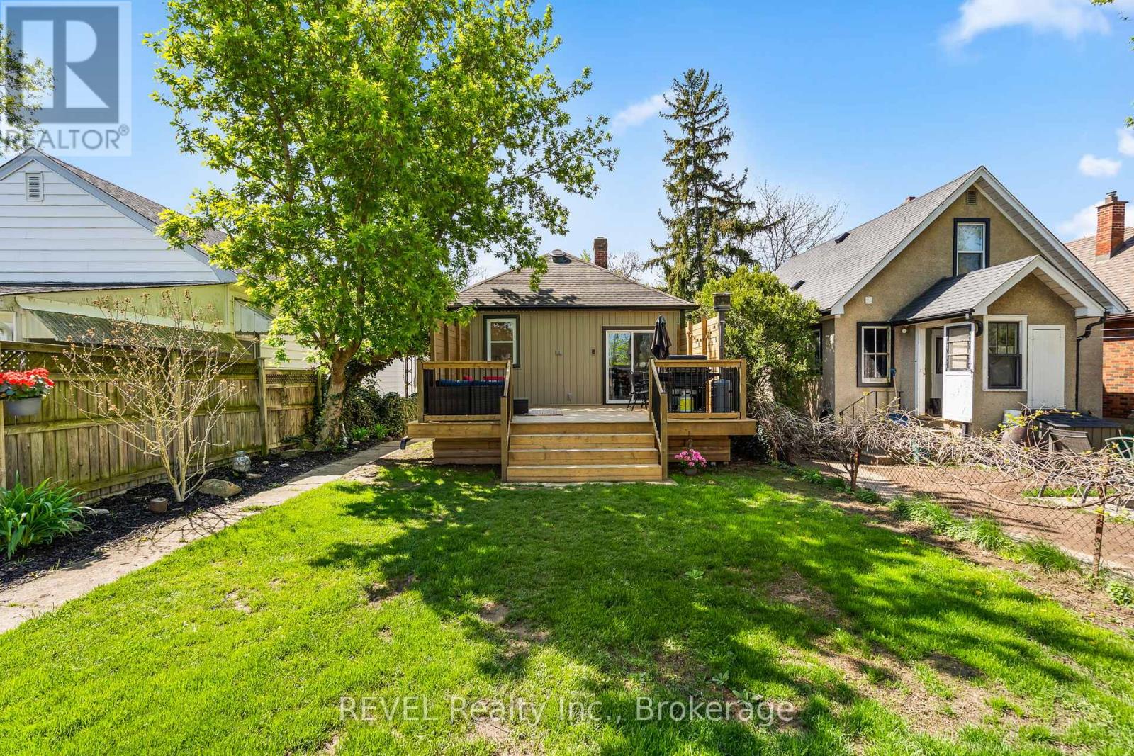 21 Hamilton Street, St. Catharines, Ontario  L2S 1K5 - Photo 7 - X12156364