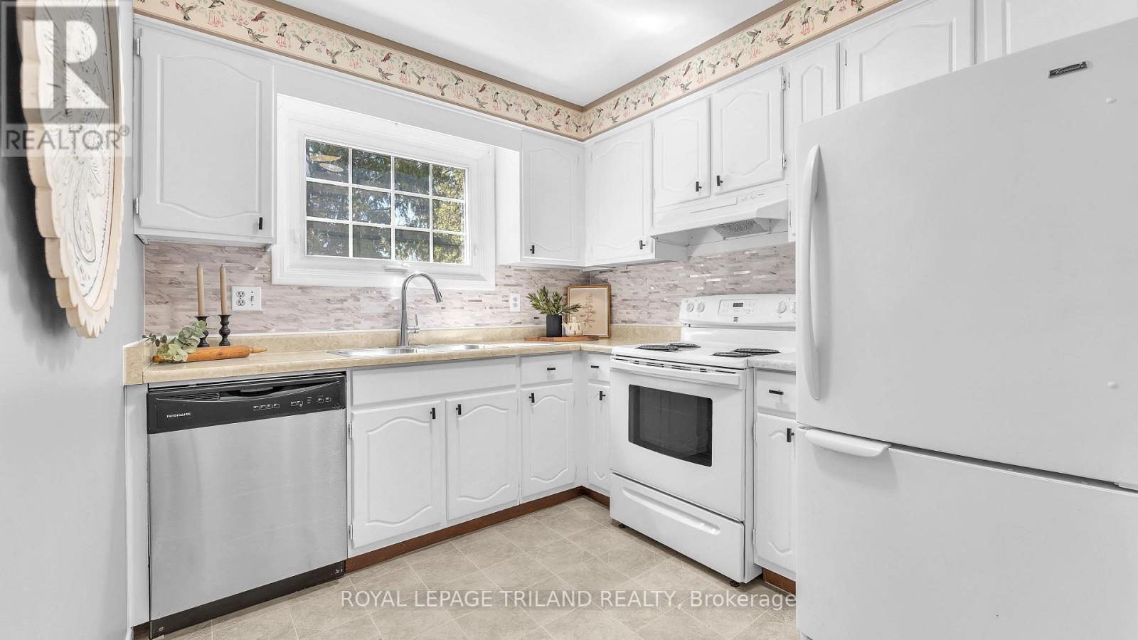 113 Monmore Road, London North, Ontario  N6G 2W7 - Photo 6 - X12143836