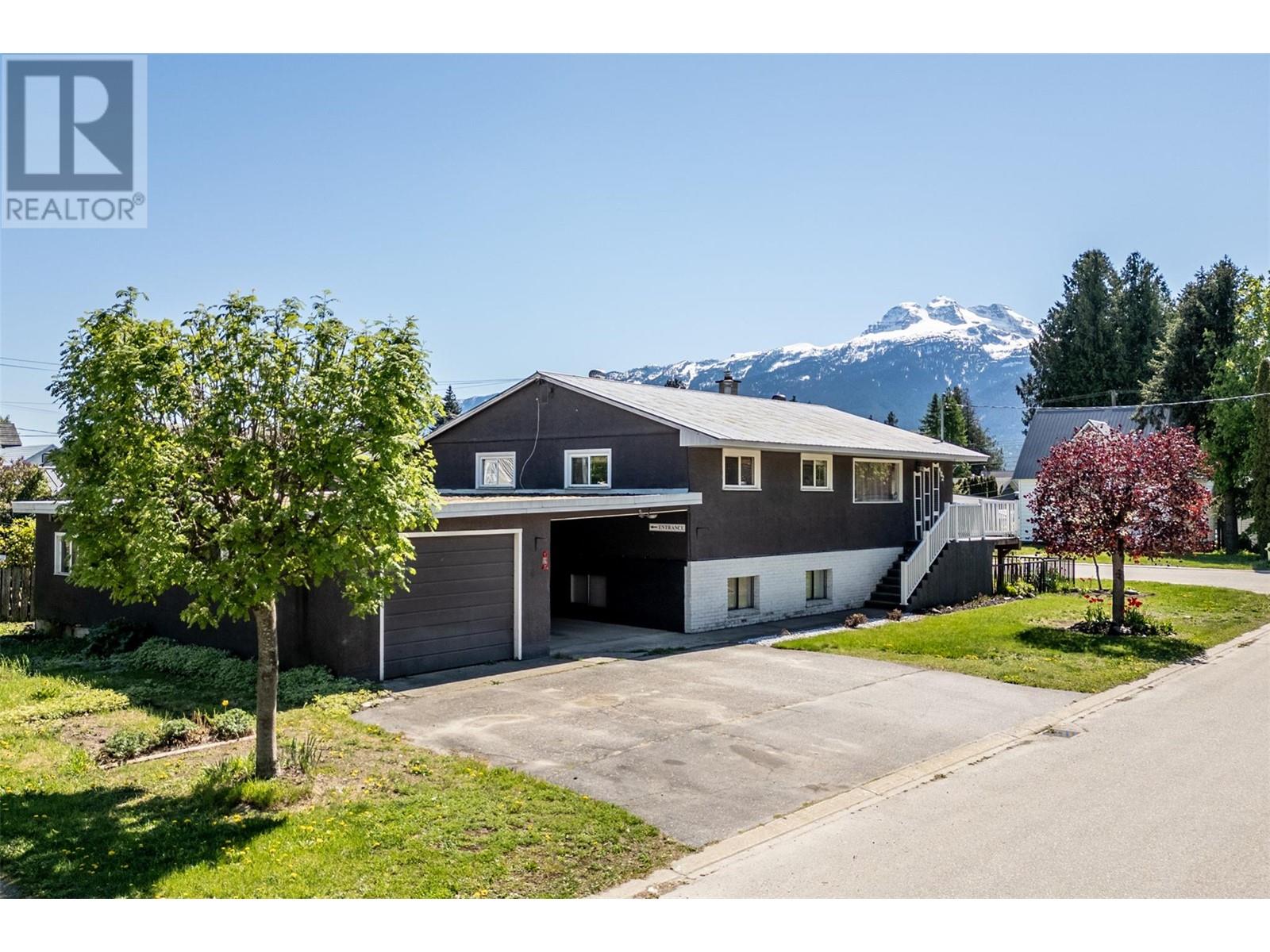 402 Seventh Street E, Revelstoke, BC V0E2S0