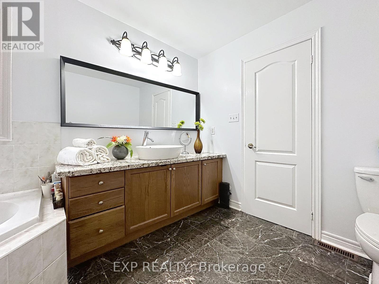 129 Ledgerock Drive, Vaughan, Ontario  L4H 2G7 - Photo 26 - N12156416