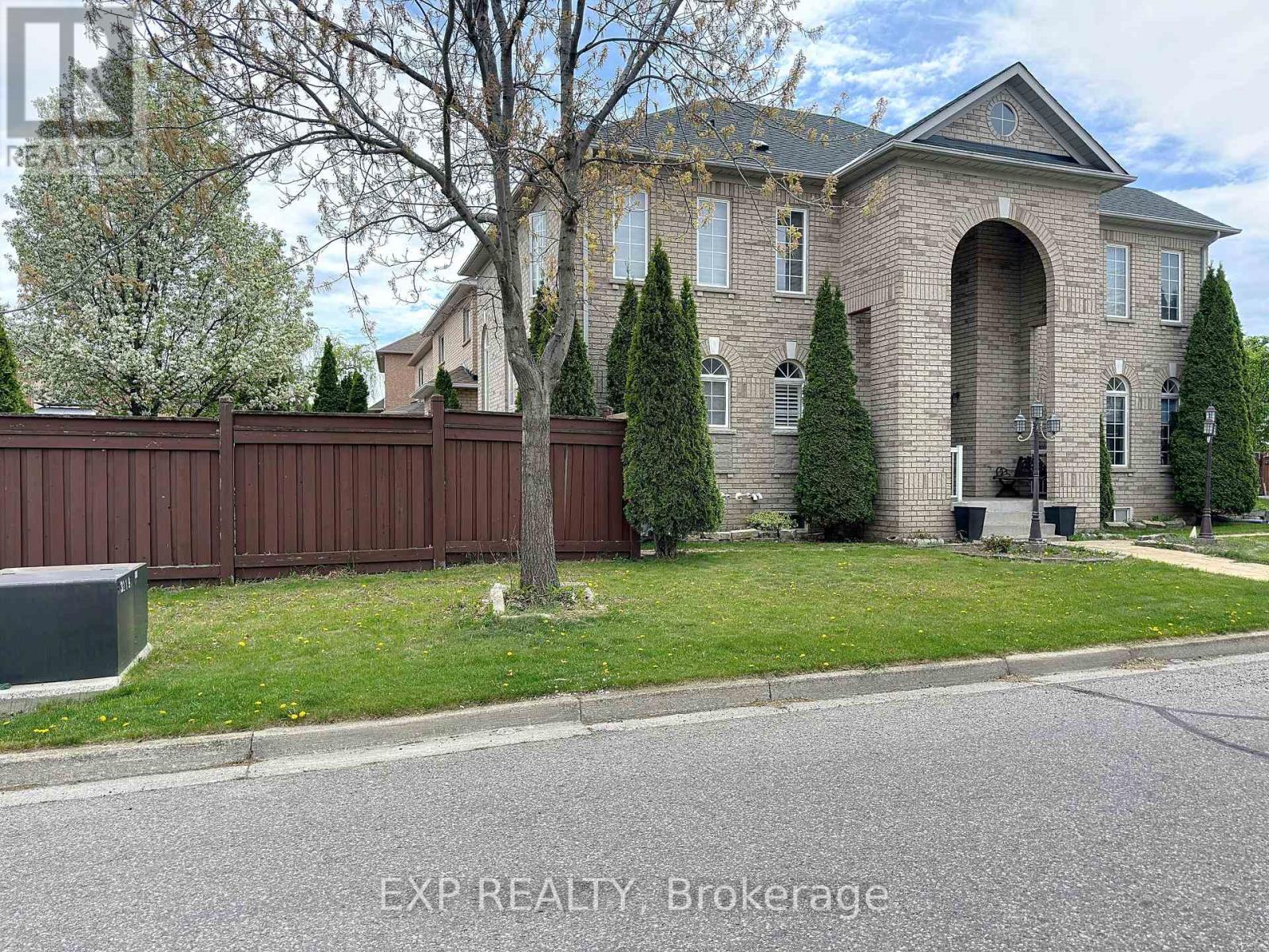 129 Ledgerock Drive, Vaughan, Ontario  L4H 2G7 - Photo 3 - N12156416