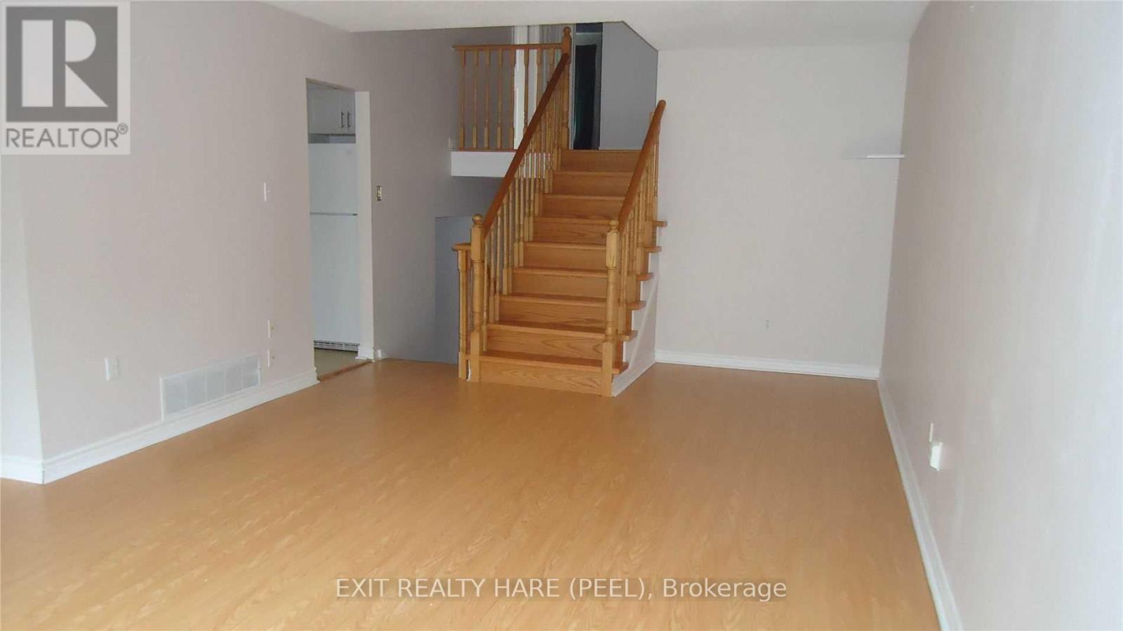 126 Centre Street N, Brampton, Ontario  L6V 2Z3 - Photo 2 - W12156396