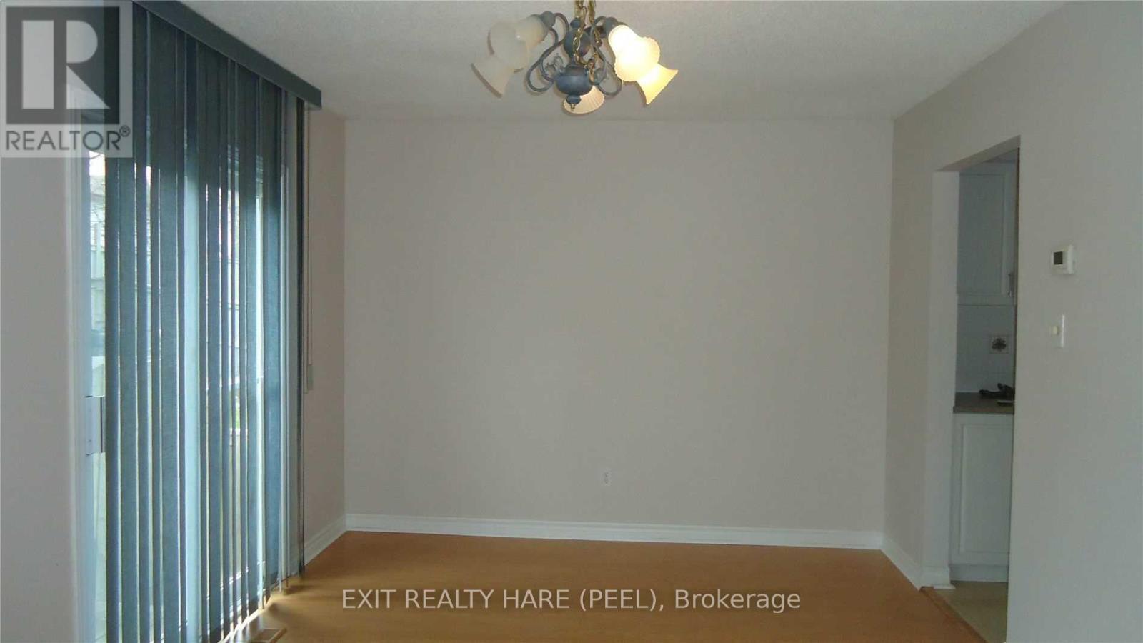 126 Centre Street N, Brampton, Ontario  L6V 2Z3 - Photo 3 - W12156396