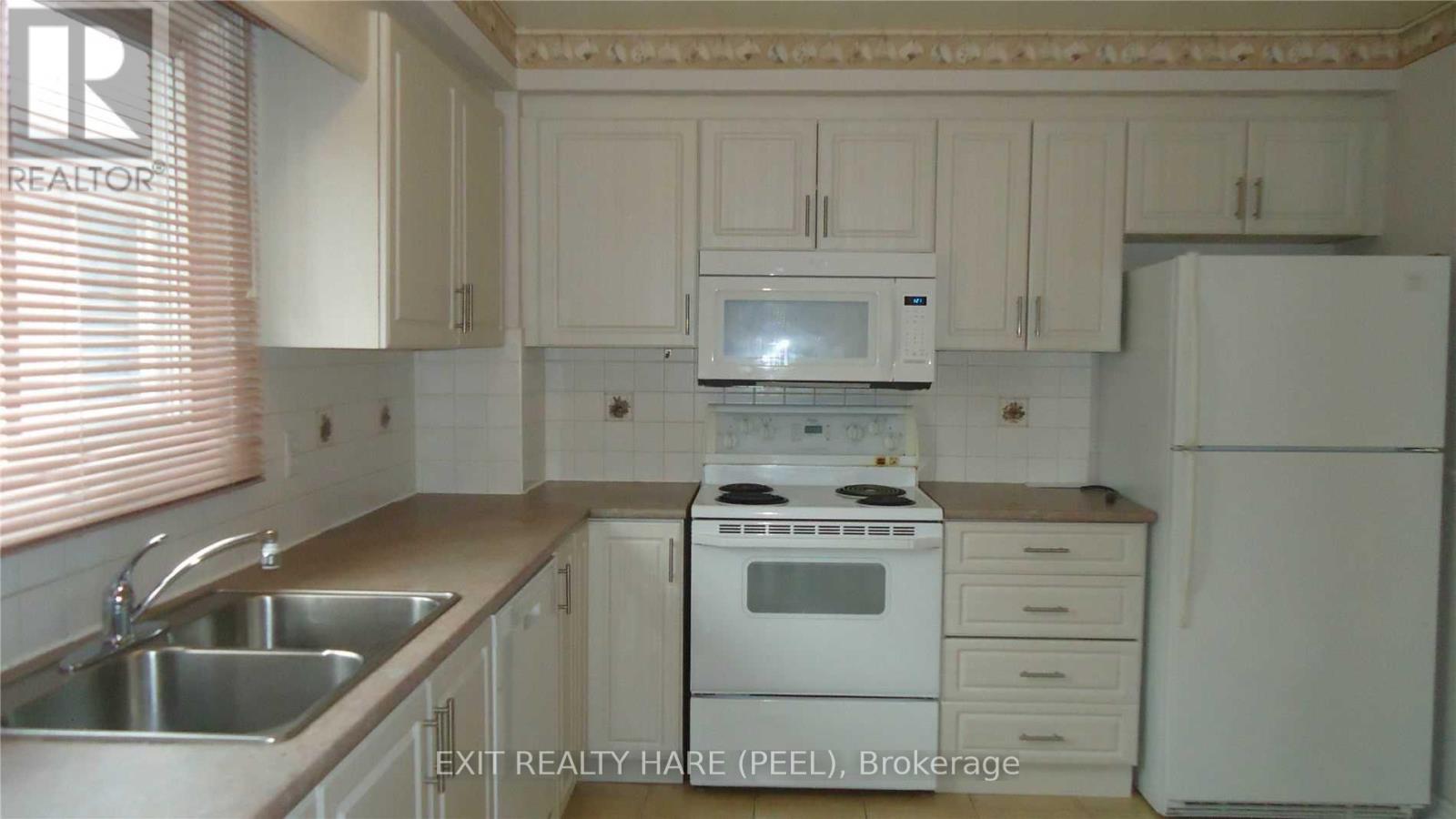 126 Centre Street N, Brampton, Ontario  L6V 2Z3 - Photo 4 - W12156396