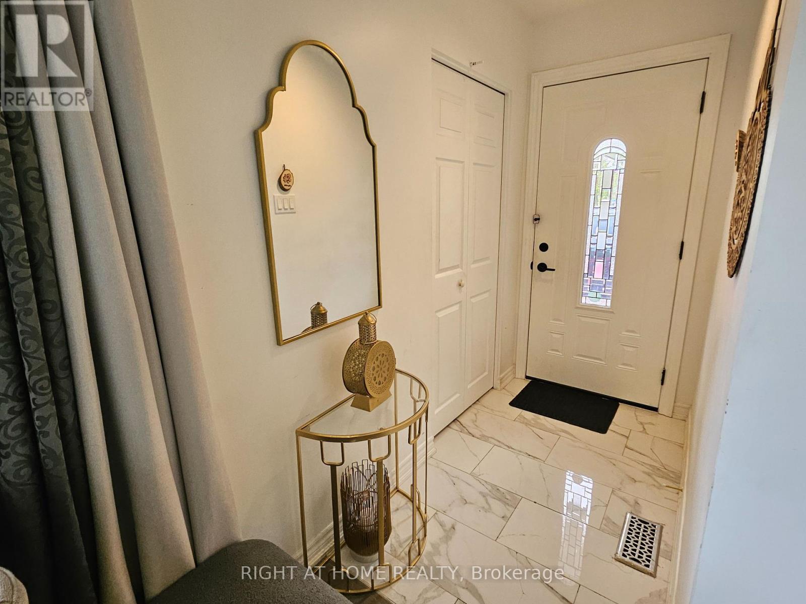 Upper - 2445 Padstow Crescent, Mississauga, Ontario  L5J 2G2 - Photo 3 - W12156407