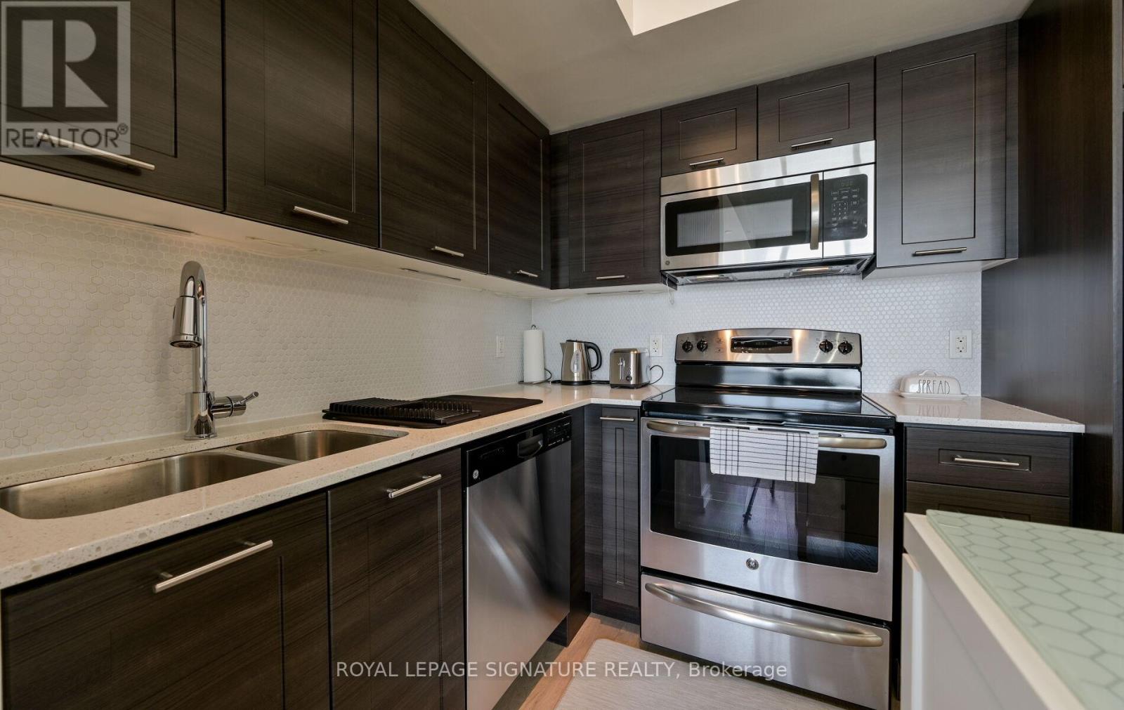 2209 - 2212 Lake Shore Boulevard W, Toronto, Ontario  M8V 1A4 - Photo 13 - W12156453