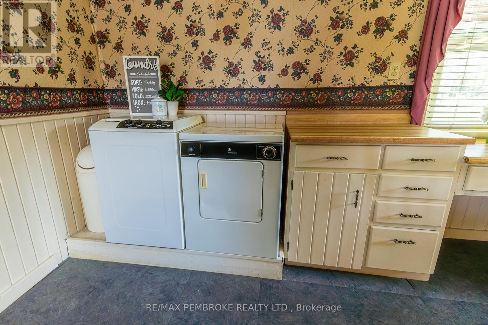 1110 Bronx Street, Pembroke, Ontario  K8A 6G7 - Photo 10 - X12156467