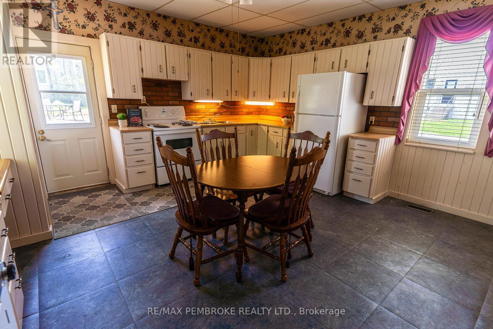 1110 Bronx Street, Pembroke, Ontario  K8A 6G7 - Photo 8 - X12156467