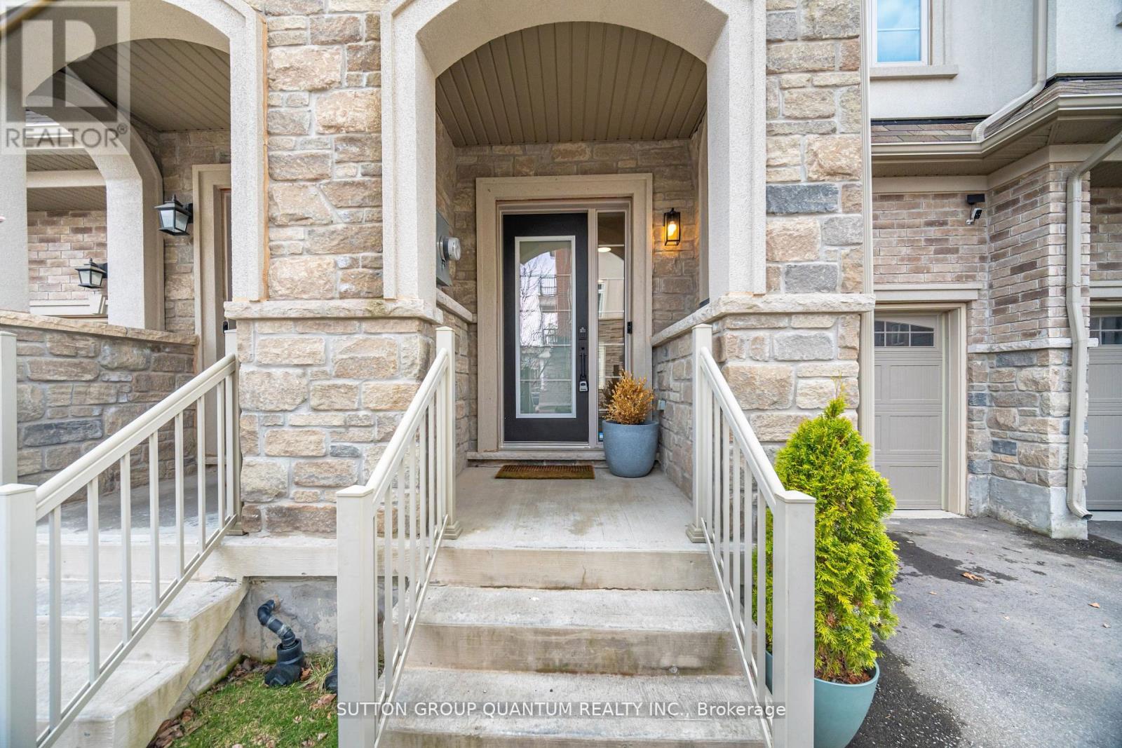 110 Borers Creek Circle, Hamilton, Ontario  L8B 1W3 - Photo 2 - X12156468
