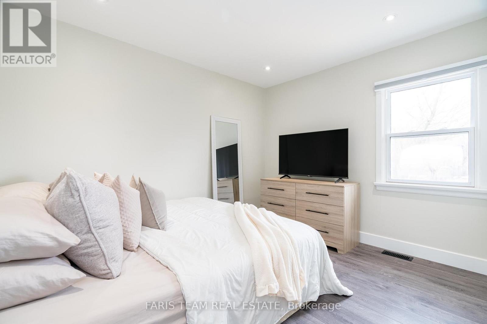 91 Bond Street, Orillia, Ontario  L3V 1J7 - Photo 11 - S12079331