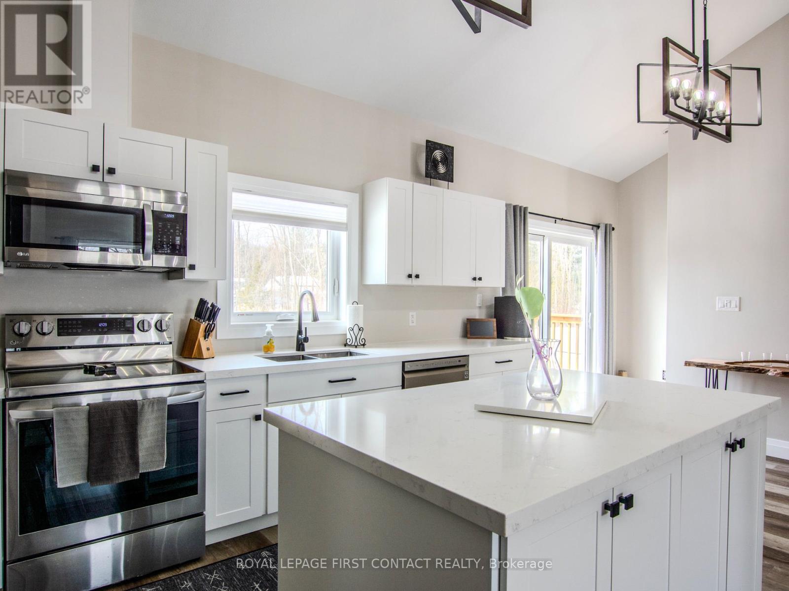 60 Sallows Drive, Tay, Ontario  L0K 2A0 - Photo 12 - S12059599