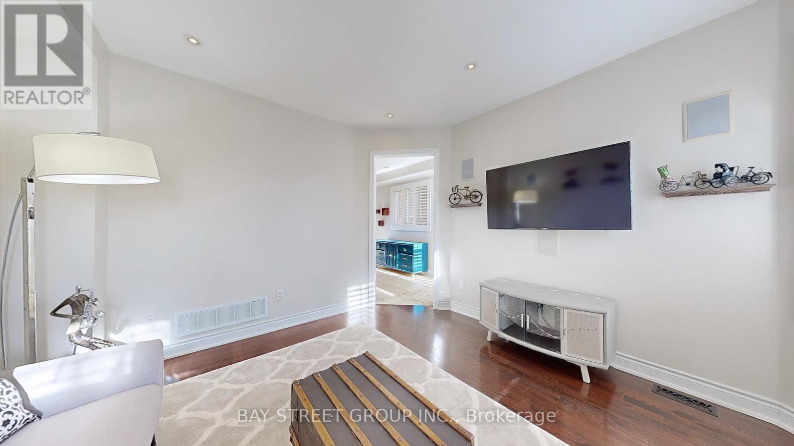 21 Robert Green Crescent, Vaughan (Patterson), Ontario  L6A 0V6 - Photo 12 - N12156507