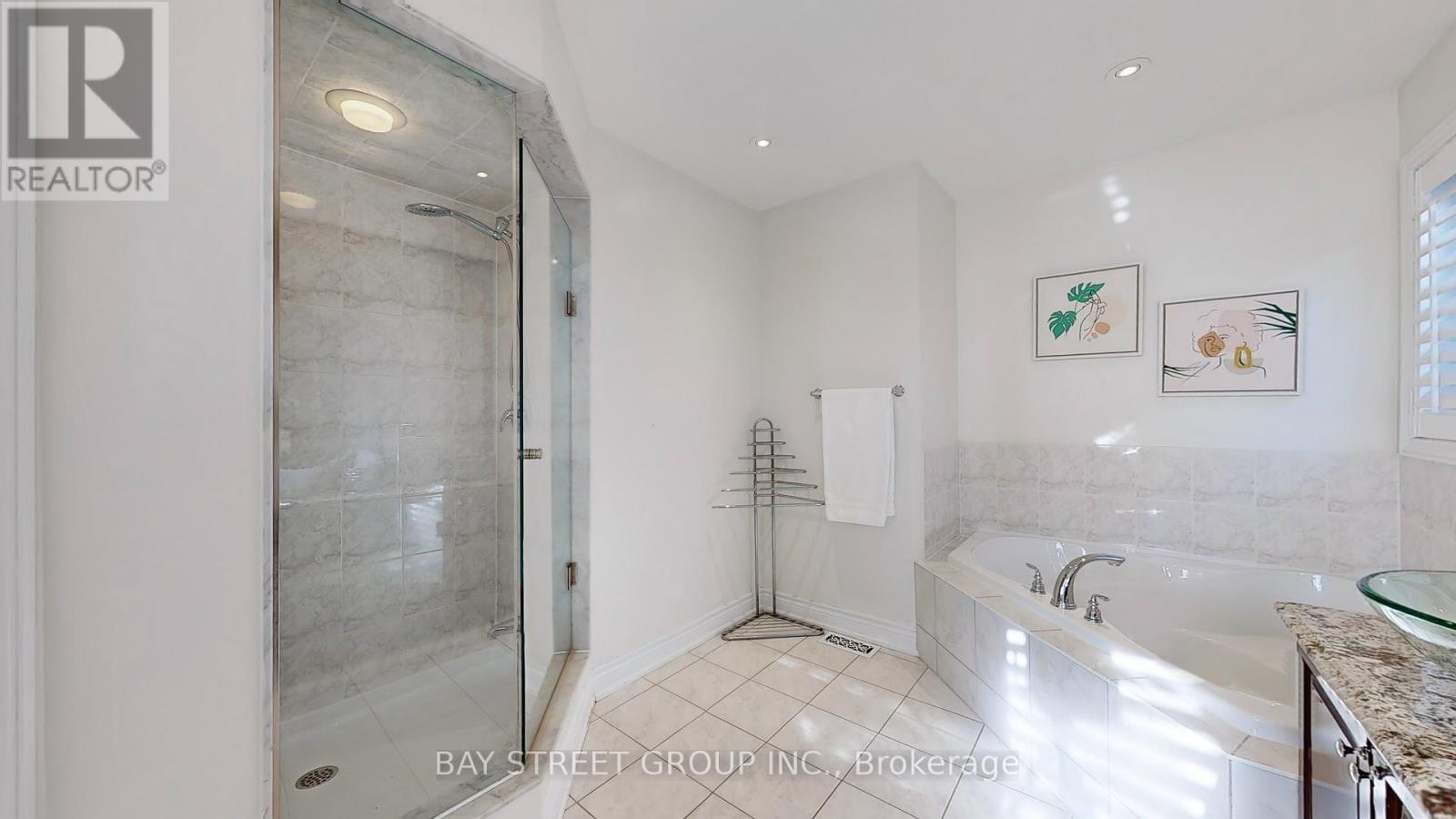 21 Robert Green Crescent, Vaughan (Patterson), Ontario  L6A 0V6 - Photo 18 - N12156507