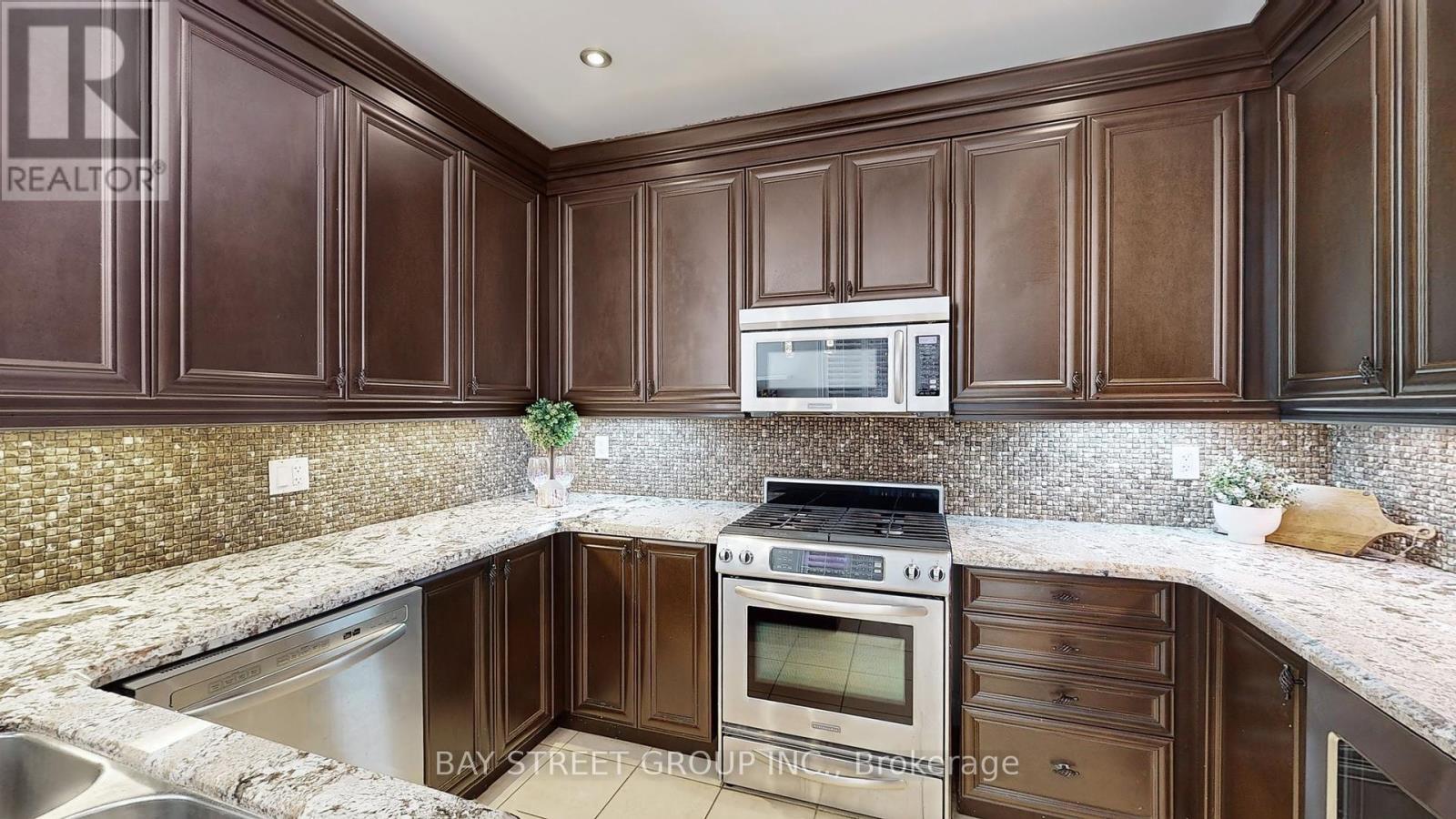 21 Robert Green Crescent, Vaughan (Patterson), Ontario  L6A 0V6 - Photo 8 - N12156507