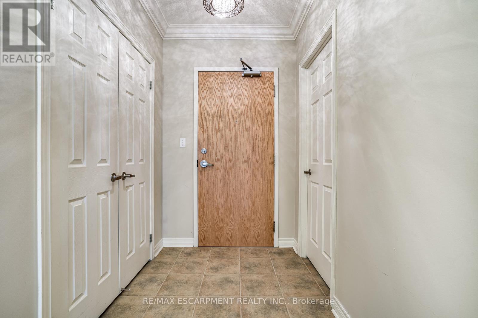 404 - 1980 Imperial Way, Burlington, Ontario  L7L 0E7 - Photo 4 - W12156512