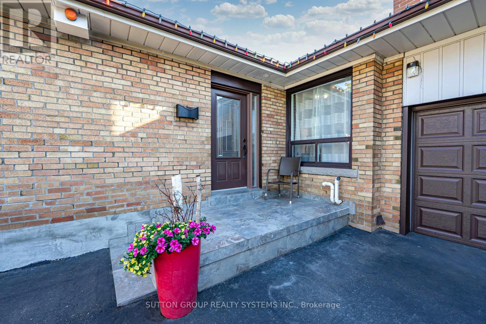 366 Renforth Drive, Toronto, Ontario  M9C 2L9 - Photo 4 - W12156575