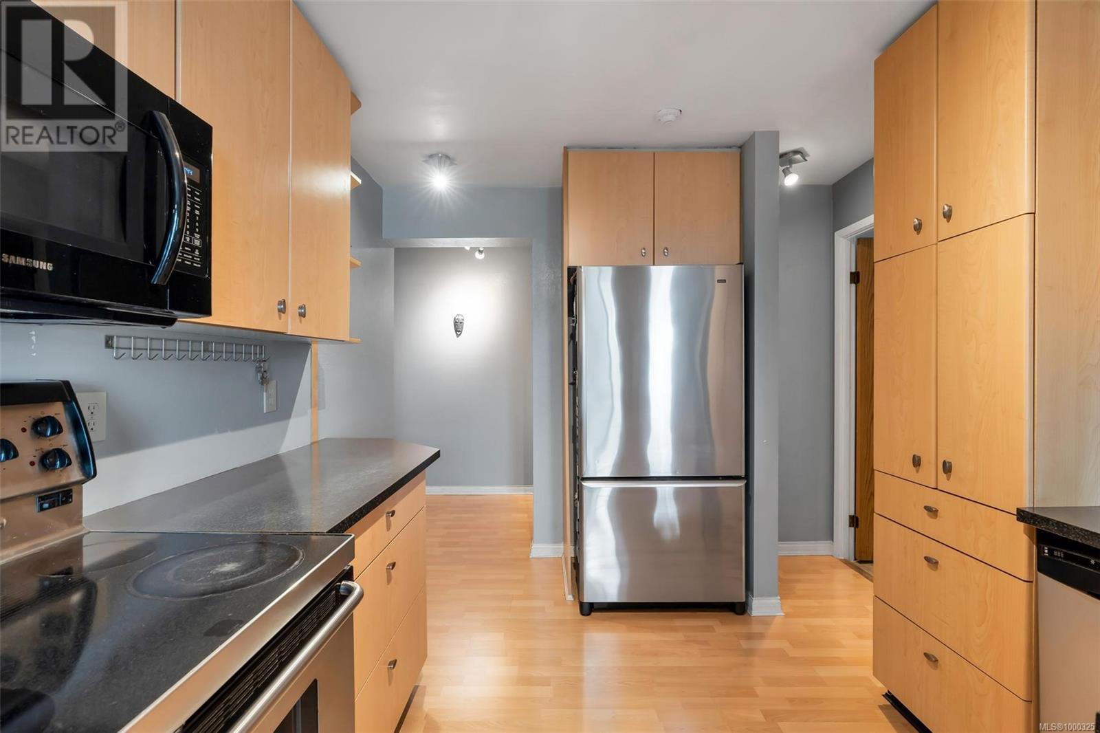 Property at 405 1630 Quadra St image 1