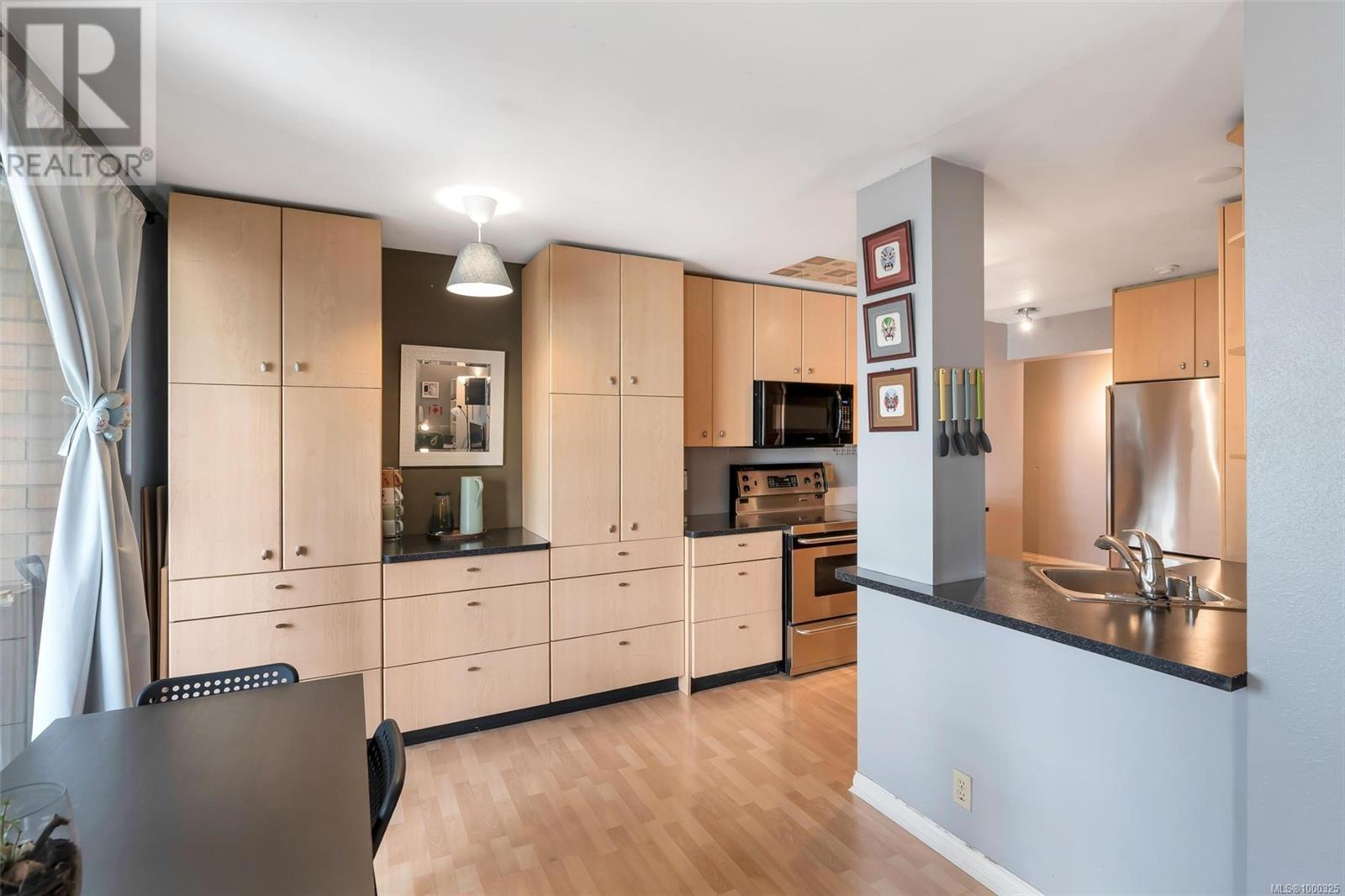 Property at 405 1630 Quadra St image 4