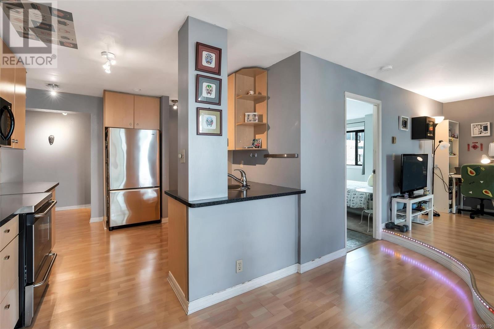 405 1630 Quadra St, Victoria, British Columbia  V8W 3J5 - Photo 8 - 1000325