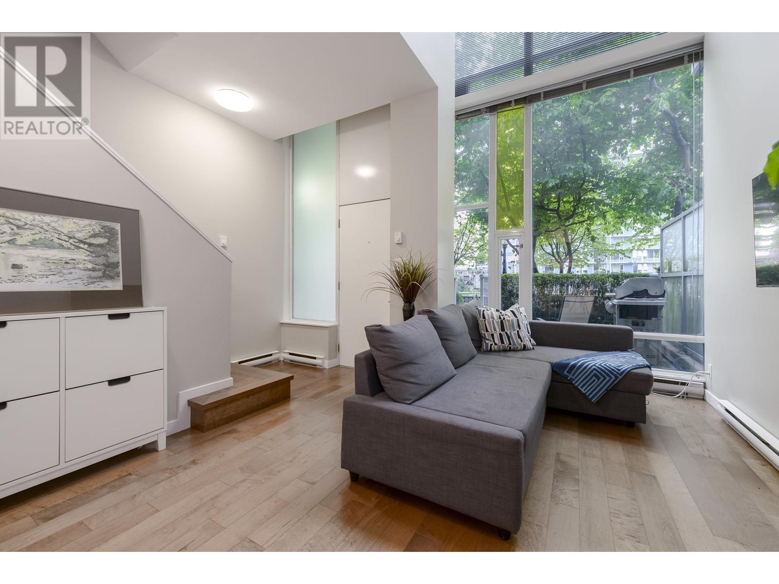 128 DUNSMUIR STREET, vancouver, British Columbia