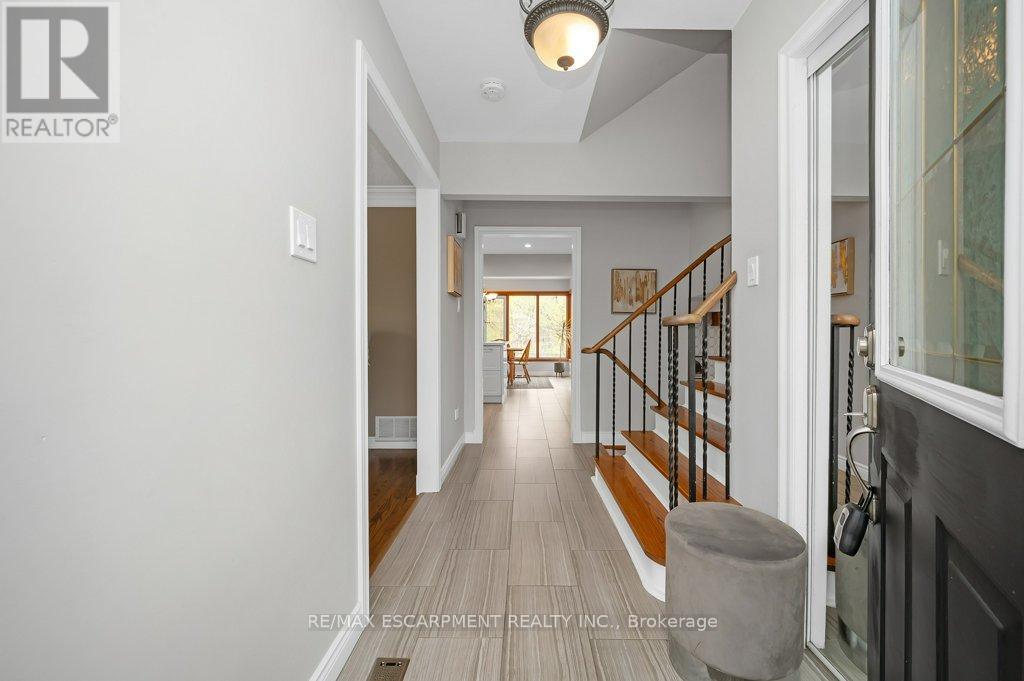 1282 Lakeview Drive Sw, Oakville (Fa Falgarwood), Ontario  L6H 2M8 - Photo 4 - W12137117