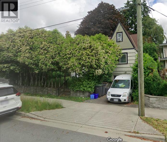 Property at 949 HARRIS AVENUE image 3