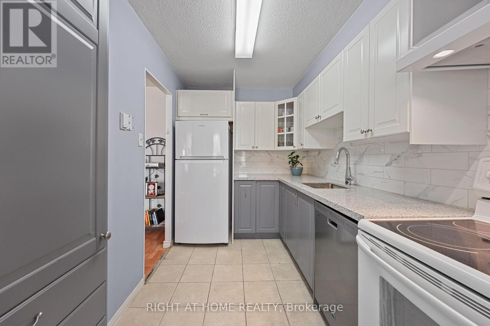 102 - 1801 O'connor Drive, Toronto, Ontario  M4A 2P8 - Photo 6 - C12156597