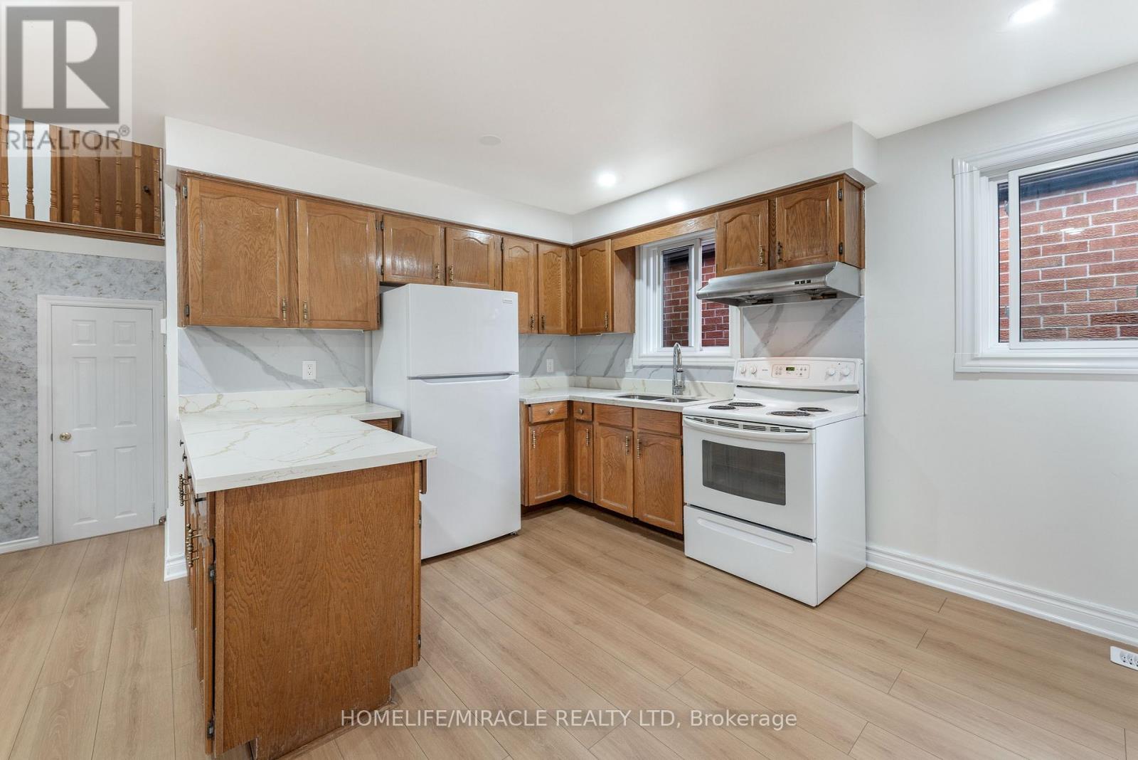4 Greendowns Drive, Toronto (Scarborough Village), Ontario  M1M 2G7 - Photo 9 - E12152872