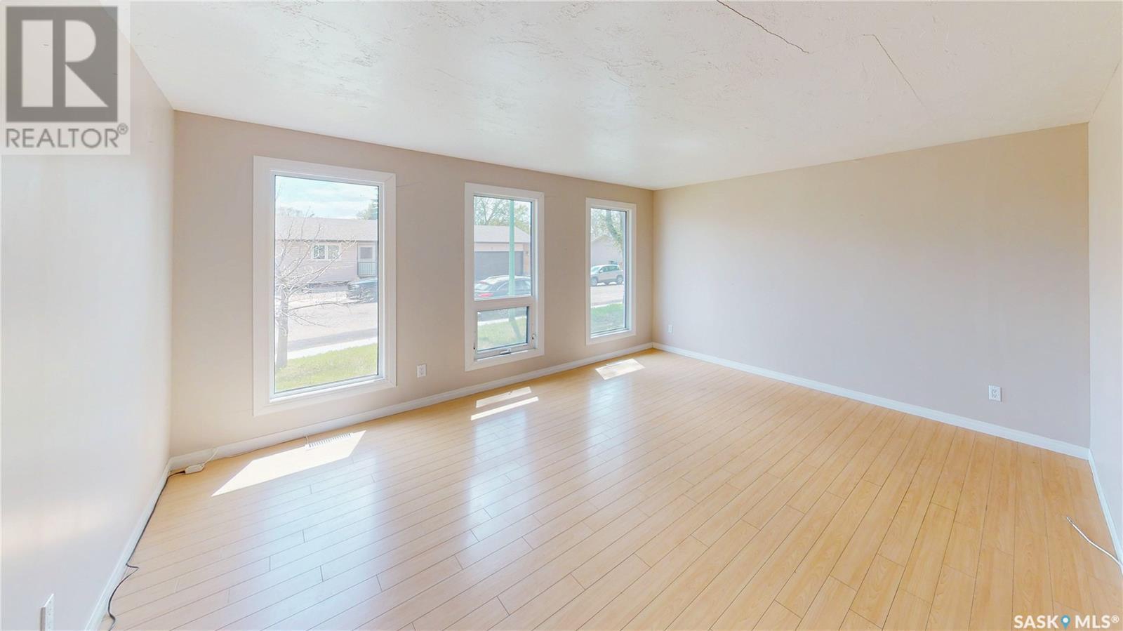Property at 34 Hatton CRESCENT image 3