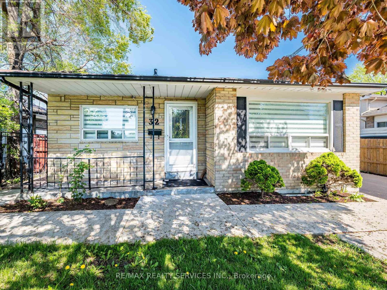 32 Madoc Drive, Brampton, Ontario  L6V 1Z9 - Photo 1 - W12156637