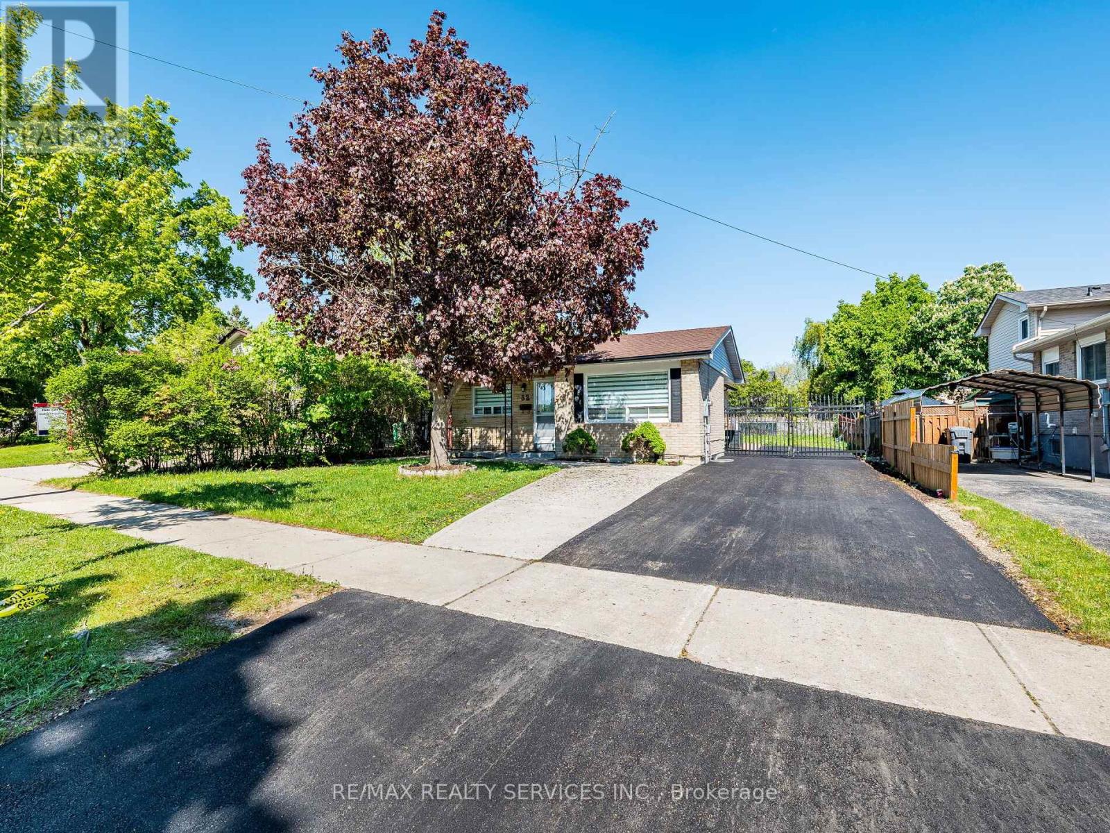 32 Madoc Drive, Brampton, Ontario  L6V 1Z9 - Photo 2 - W12156637