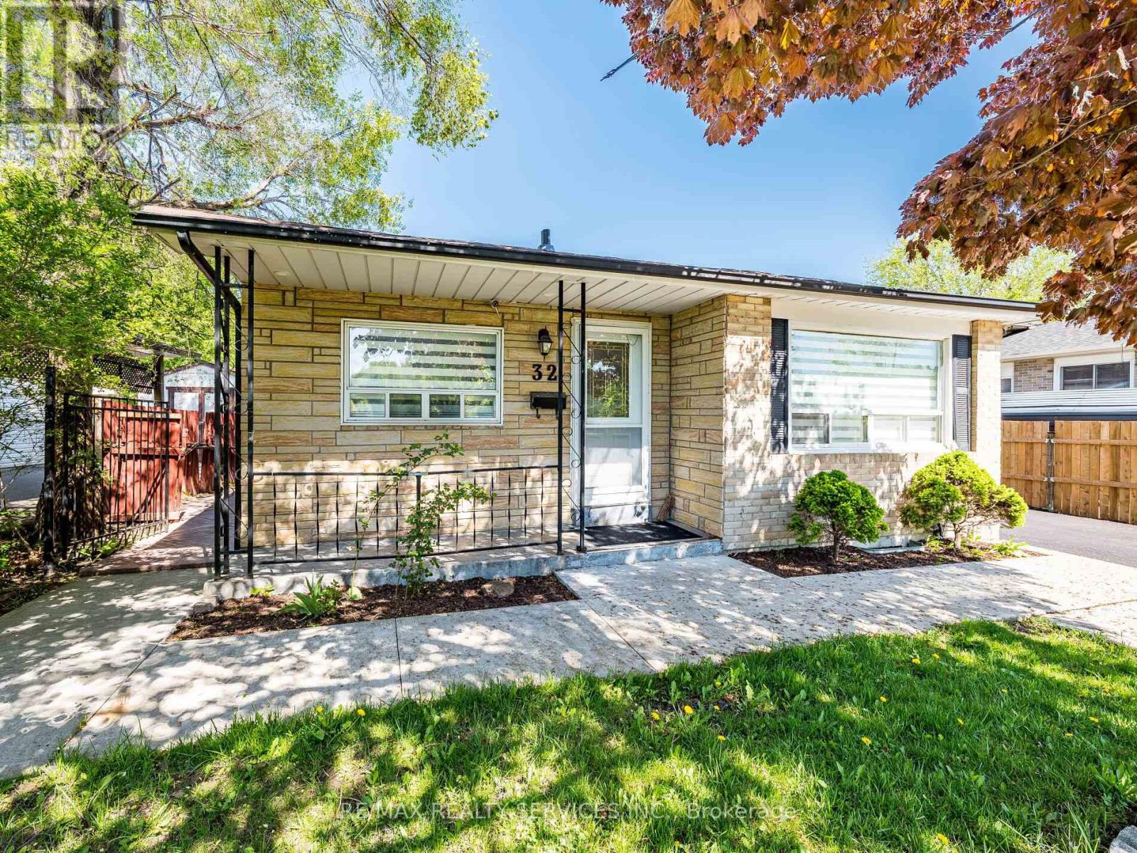 32 Madoc Drive, Brampton, Ontario  L6V 1Z9 - Photo 4 - W12156637