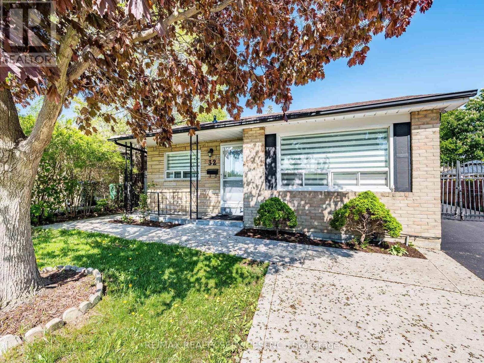 32 Madoc Drive, Brampton, Ontario  L6V 1Z9 - Photo 5 - W12156637
