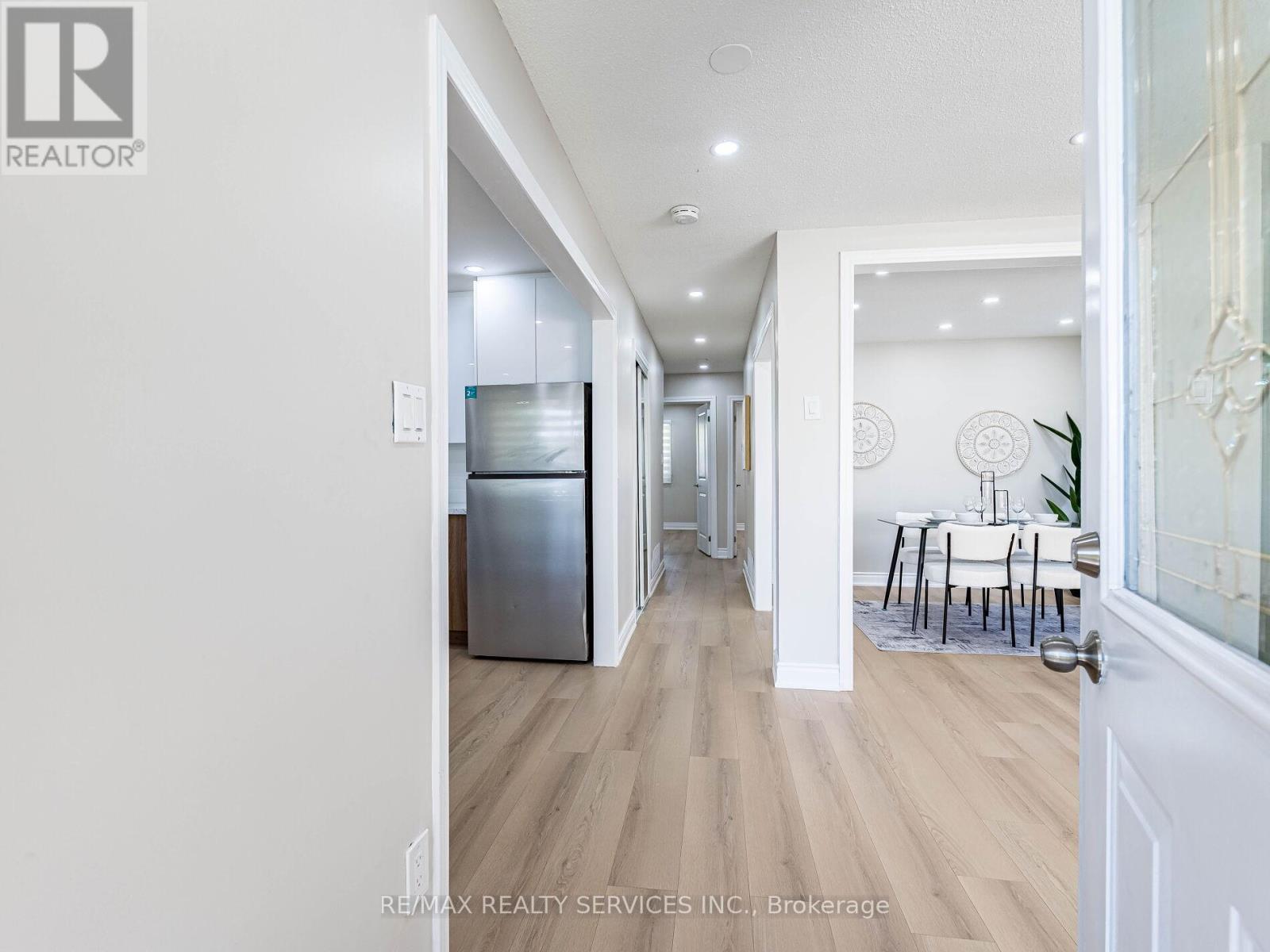32 Madoc Drive, Brampton, Ontario  L6V 1Z9 - Photo 6 - W12156637