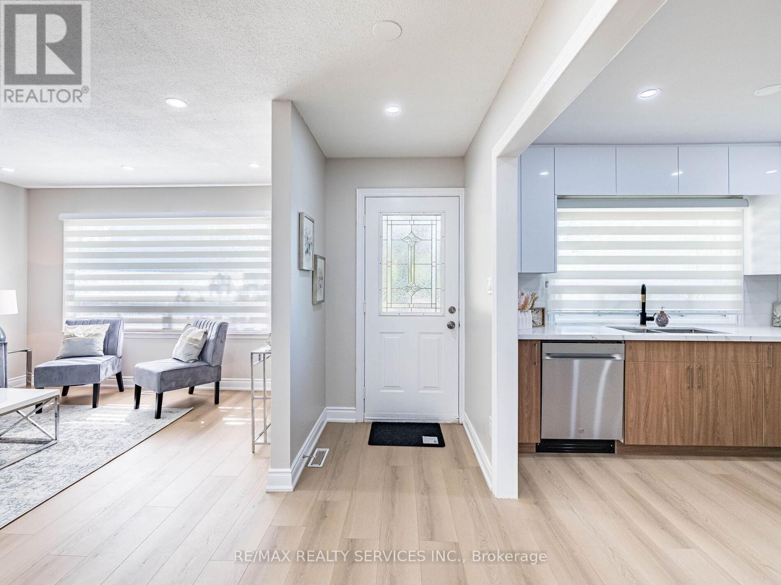 32 Madoc Drive, Brampton, Ontario  L6V 1Z9 - Photo 7 - W12156637