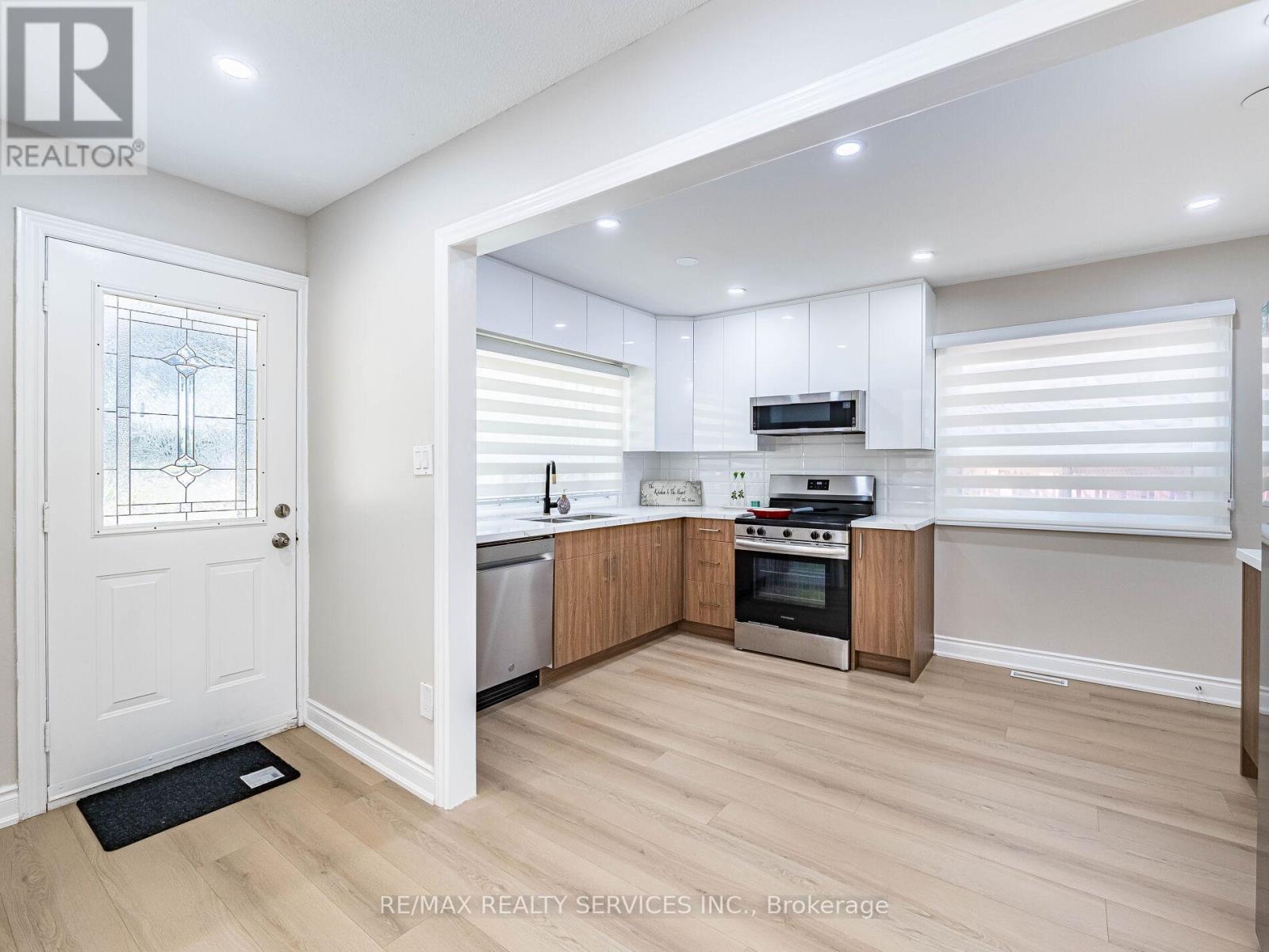 32 Madoc Drive, Brampton, Ontario  L6V 1Z9 - Photo 8 - W12156637