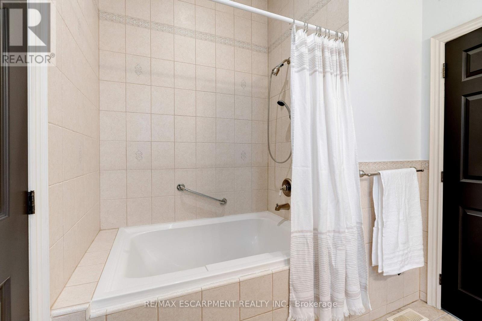 142 Watercrest Drive, Hamilton (Stoney Creek), Ontario  L8E 5C7 - Photo 8 - X12156645