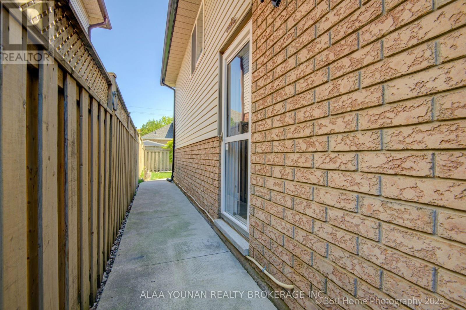 84 Hillgarden Drive, Hamilton, Ontario  L8J 3S7 - Photo 39 - X12156003