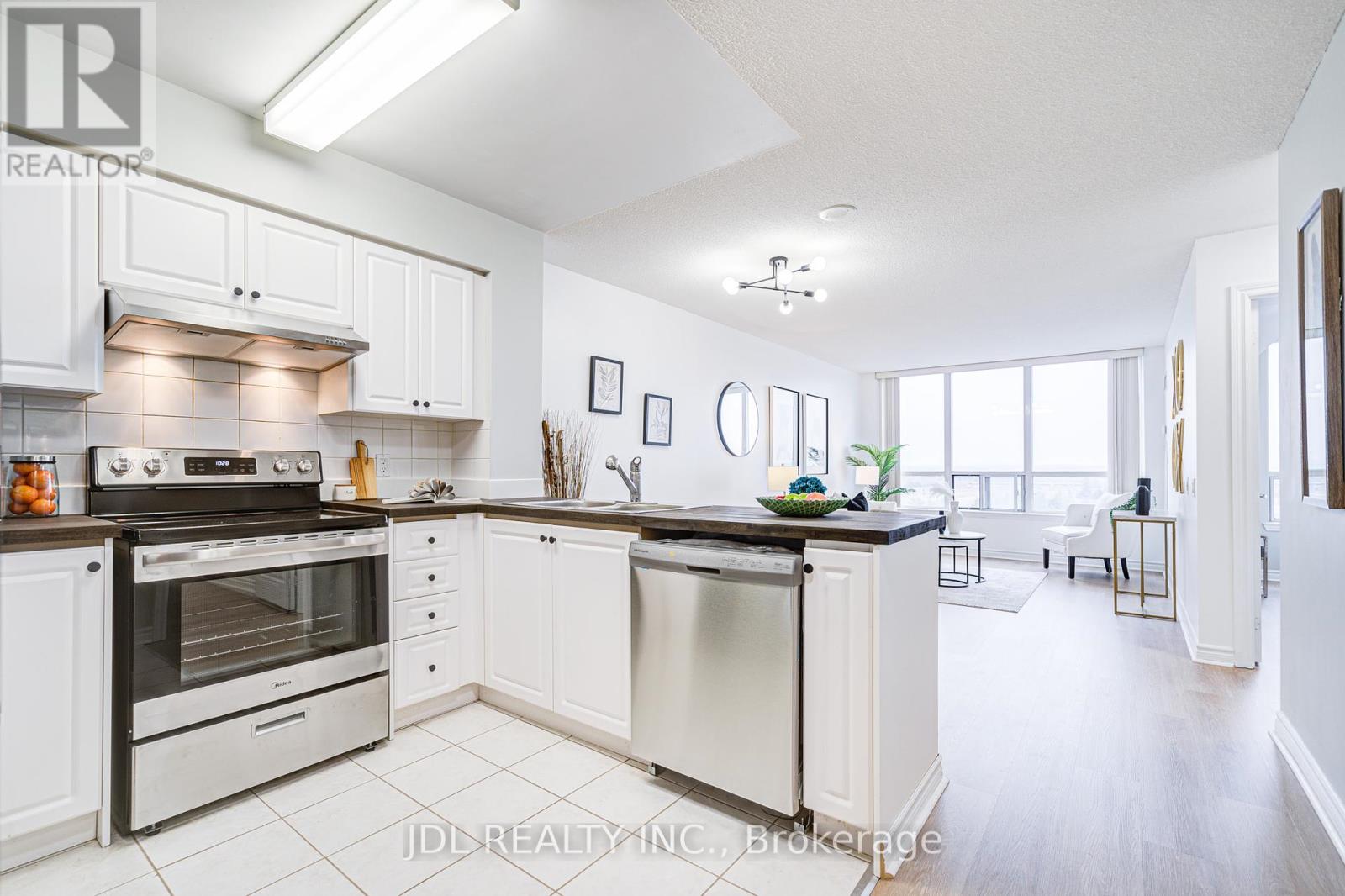 816 - 9017 Leslie Street, Richmond Hill, Ontario  L4B 4R8 - Photo 12 - N12156664