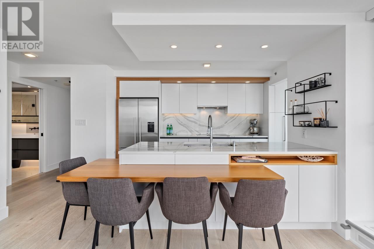 210X 188 KEEFER PLACE, Vancouver, British Columbia
